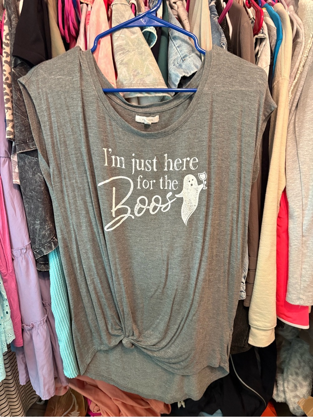 Sleeveless Gray Graphic Knot-Front Tank Top - 'I'm Just Here for the Boos'